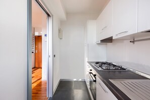 Großer Kühlschrank, Ofen, Herdplatte, Kochgeschirr/Geschirr/Besteck