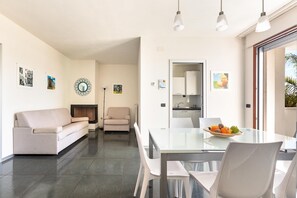 Appartement Confort, 2 chambres (Trilo con Veranda Attrezzata) | Coin séjour | Télévision