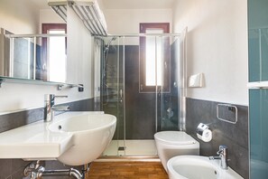 Appartement Confort, 2 chambres (Trilo con Veranda) | Salle de bain | Douche, sèche-cheveux