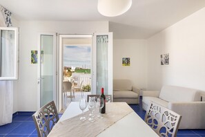 Departamento Confort, 1 habitación (Appartamento 4) | Área de sala de estar | Televisión 
