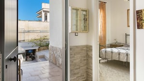 A room with a bed, a small table, and a window. - Villetta Albachiara (Porto Cesareo)