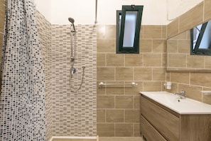 Standard-Haus, 2 Schlafzimmer | Badezimmer | Dusche
