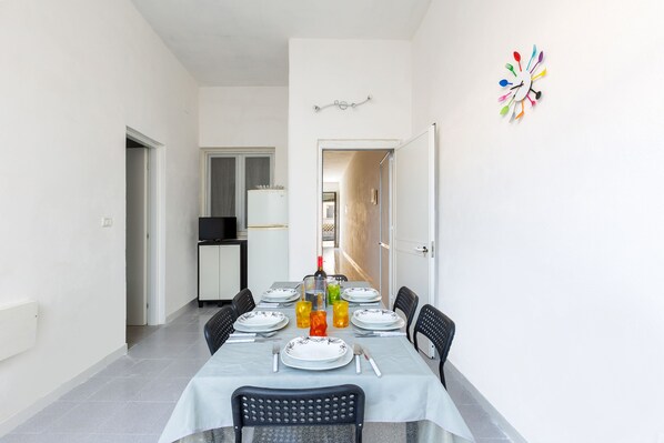 Standard-Apartment, 2 Schlafzimmer | Essbereich im Zimmer