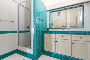 Standard Apartment, 3 Bedrooms | Bathroom shower - Tina's House (Lecce)