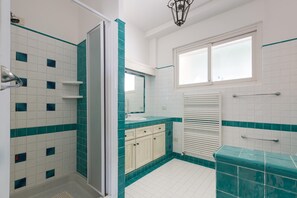 Appartement Standard, 3 chambres | Salle de bain