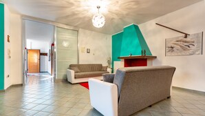 Una sala de estar moderna con un sofá, una mesa de centro y una pared de acento roja.