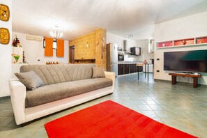 Nhà Tiêu chuẩn, 1 phòng ngủ | Phòng khách | TV, lò sưởi 