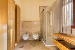 Comfort House, 2 Bedrooms | Bathroom | Shower, bidet, towels, shampoo - Podere Corde di Lana (Leverano)