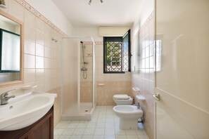 Basic-Haus, 3 Schlafzimmer | Badezimmer | Dusche, Bidet