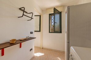 Großer Kühlschrank, Ofen, Herdplatte, Kochgeschirr/Geschirr/Besteck