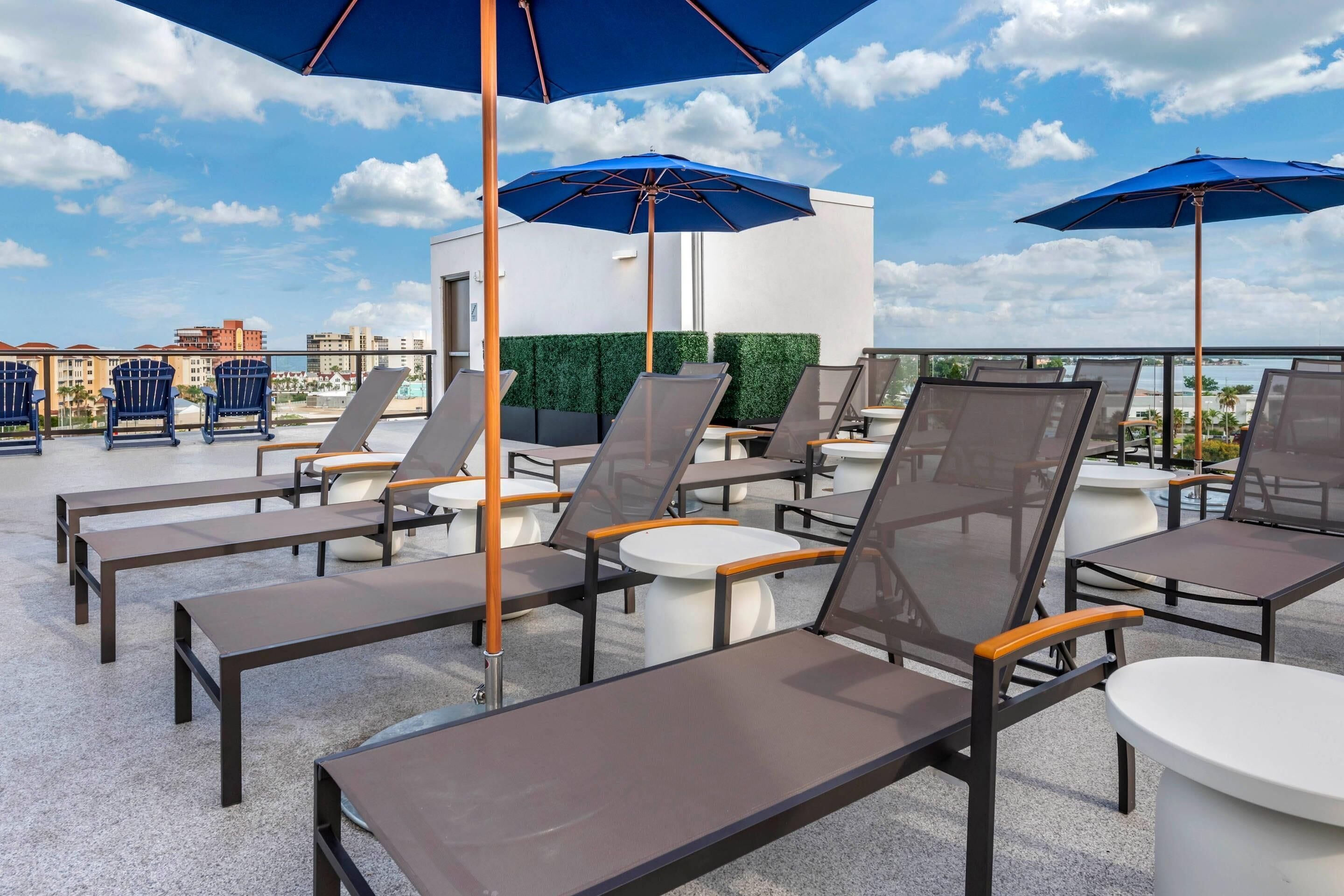 야외 수영장, 수영장 파라솔, 일광욕 의자