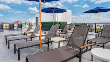 Ulkouima-allas, aurinkovarjoja, aurinkotuoleja