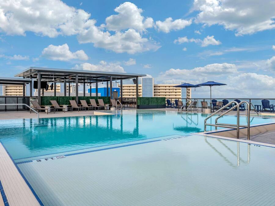 Utendørsbasseng, bassengparasoller og solsenger