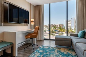 特色装修、特色家居、办公桌、笔记本电脑工作区