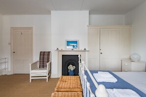 3 bedrooms, desk, iron/ironing board, WiFi - Captains Cottage, a delightful, bright & airy, period property located just a few minutes from the b (Deal)