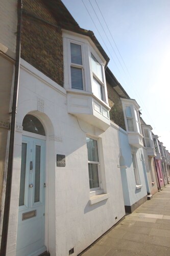 Captains Cottage, a delightful, bright & airy, period property located just a few minutes from the b