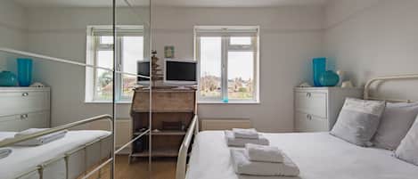 3 Schlafzimmer, Schreibtisch, Bügeleisen/Bügelbrett, WLAN