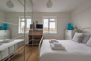 3 bedrooms, desk, iron/ironing board, WiFi - Captains Cottage, a delightful, bright & airy, period property located just a few minutes from the b (Deal)