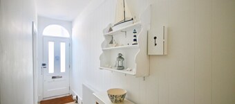 Kapteenien mökki, ihana, valoisa ja ilmava, kauden omaisuus, joka sijaitsee vain muutaman minuutin päässä b