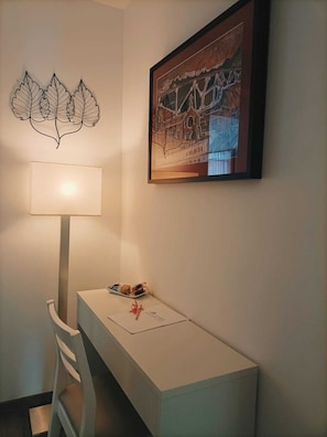 Quarto casal | Escrivaninha, espaço de trabalho para notebook, cortinas blackout
