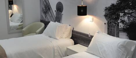 Twin Room | Meja, ruang kerja komputer riba, langsir/tirai gelap terus