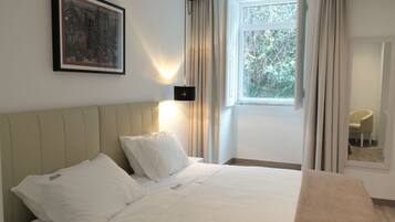 Habitación superior con 1 cama doble o 2 individuales | Escritorio, espacio para trabajar con un portátil, cortinas opacas