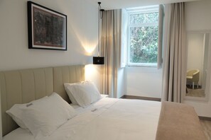 Superior Double or Twin Room | Desk, laptop workspace, blackout curtains, iron/ironing board - Coimbra Monumentais B&B (Coimbra)
