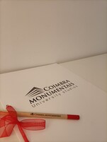 Escritorio, espacio para trabajar con laptop y cortinas blackout 