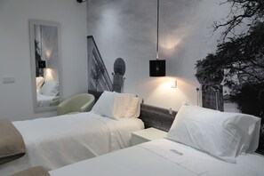 Twin Room | Desk, laptop workspace, blackout curtains, iron/ironing board - Coimbra Monumentais B&B (Coimbra)
