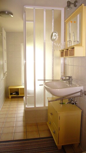 Apartment, Erdgeschoss (Haus 4) | Badezimmer | Dusche, Haartrockner, Handtücher