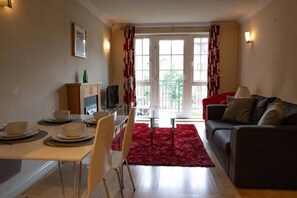 House | Living area | Flat-screen TV - Explore Riverside House (Reading)