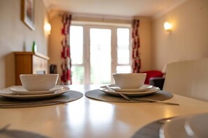 House | In-room dining - Explore Riverside House (Reading)