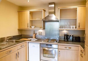 House | Private kitchen | Fridge, oven, stovetop, dishwasher - Explore Riverside House (Reading)