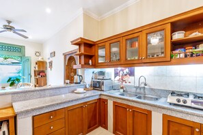 冰箱、微波炉、烤箱、炉灶