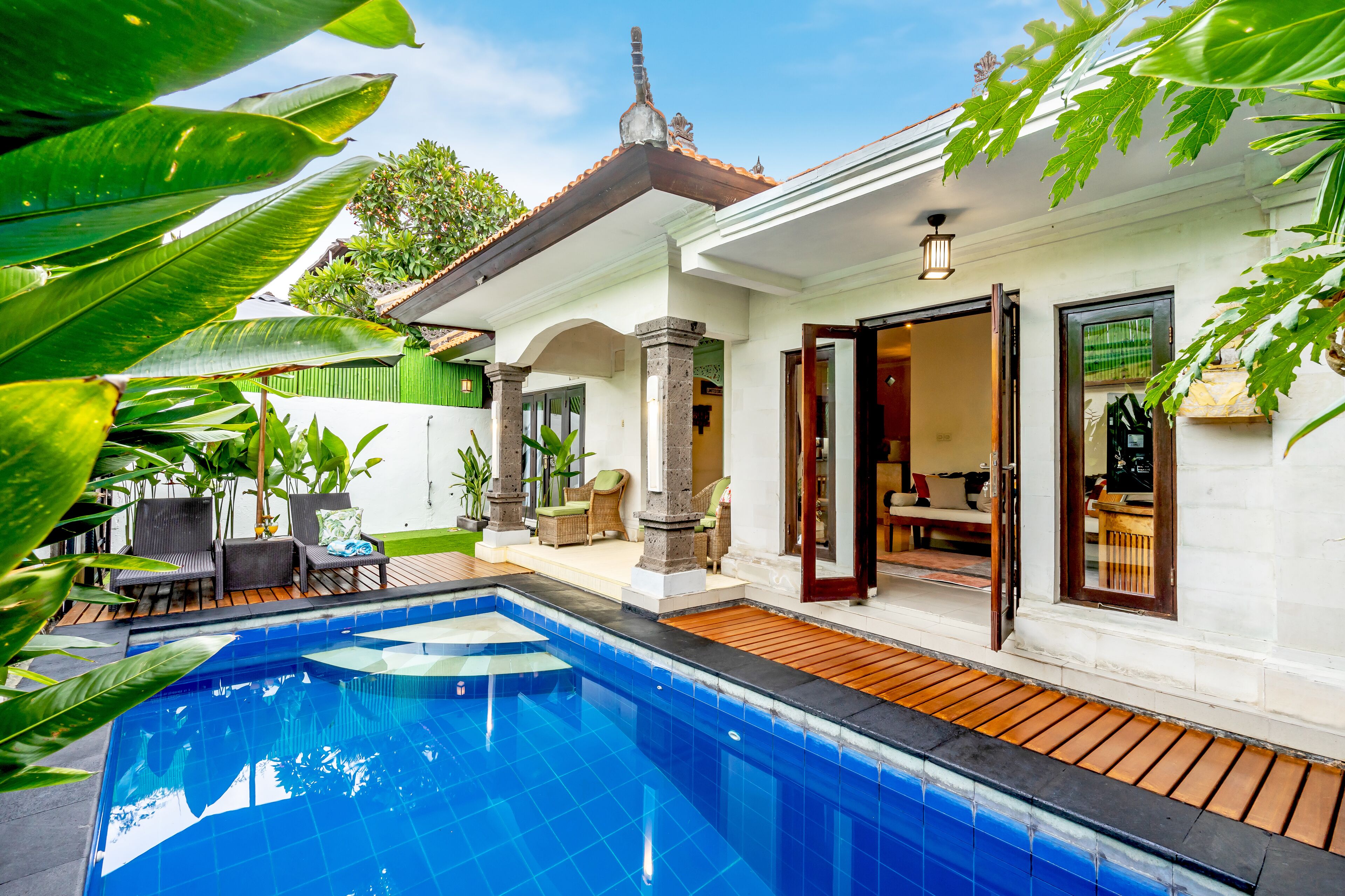 Una piscina al aire libre