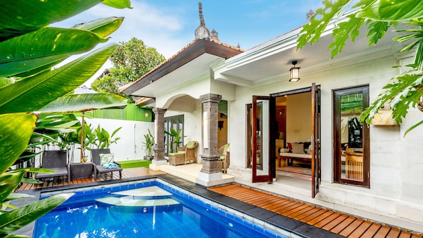 A modern house with a swimming pool, outdoor seating, and a well-maintained garden. - VILLA RETRO 88 - Short Walk to Beach - Top Located (Seminyak)
