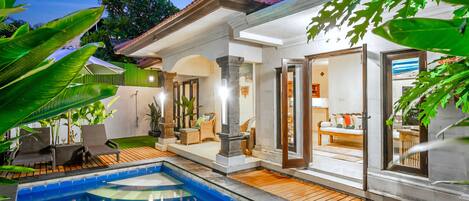 Una piscina al aire libre