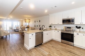 Kylskåp, mikrovågsugn, ugn och spishäll