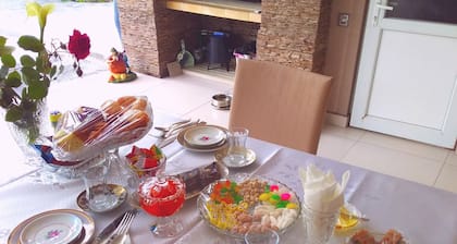 Friends House является гостеприемным домом который будет рад встретить любого