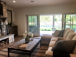 Televisión, chimenea y estéreo 