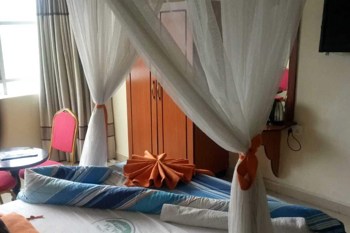 Double Room | Desk, iron/ironing board, free WiFi, bed sheets