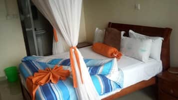 مكتب ومكواة/لوح كي وواي فاي مجانًا وملاءات أسرّة