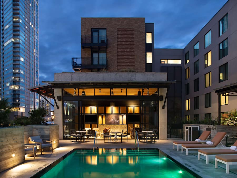 Una piscina al aire libre, cabañas de piscina (de pago), tumbonas
