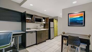 Full-size fridge, microwave, dishwasher, coffee/tea maker