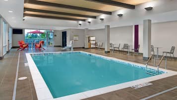 Innenpool, geöffnet von 07:00 Uhr bis 22:00 Uhr, Liegestühle