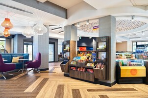 Een modern interieur met een zithoek, een snackbar en een kassabalie.