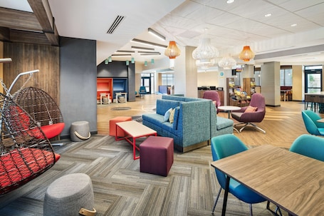 Lobby. Tru By Hilton Ft. Lauderdale Airport