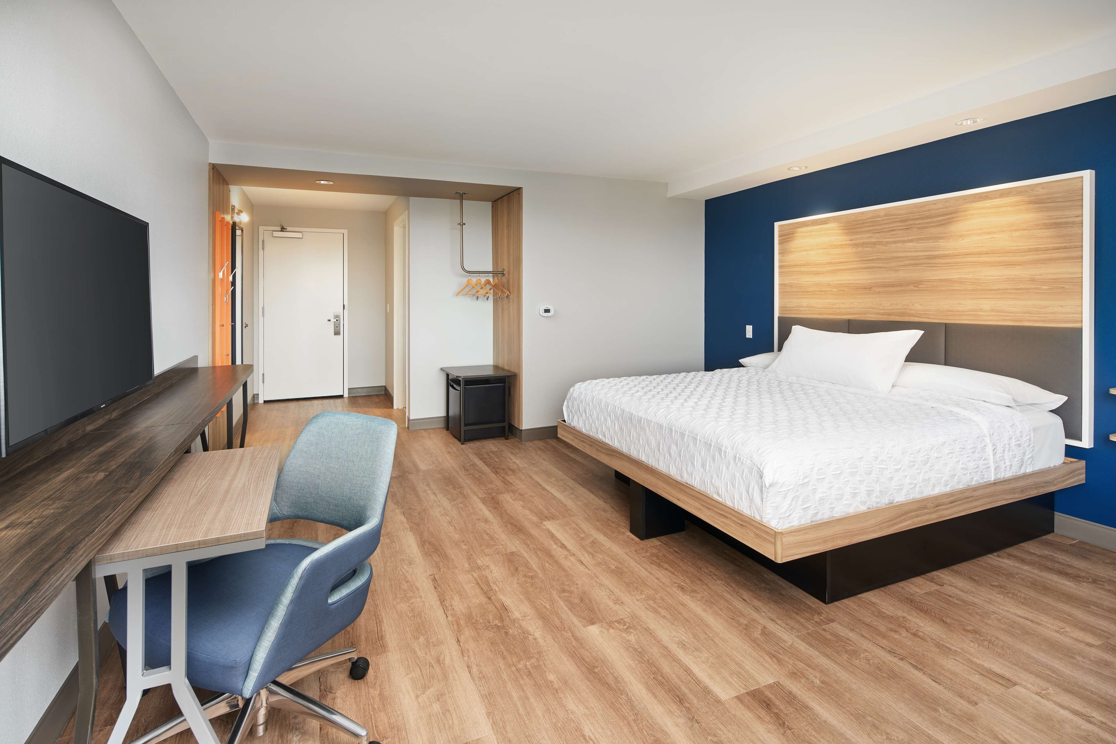 room, 1 king bed, accessible, bathtub | iron/ironing board, free wifi, bed sheets