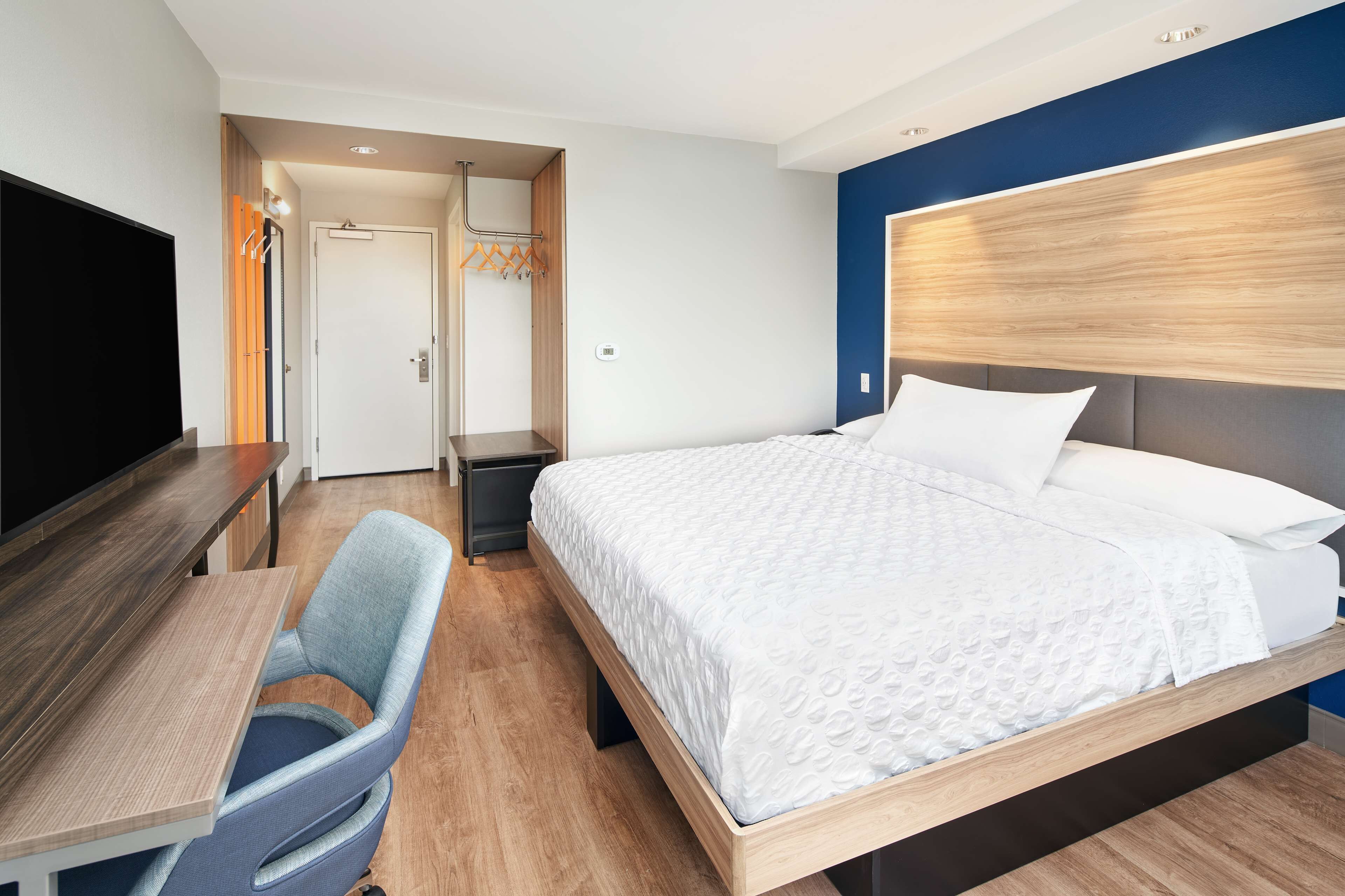 room, 1 king bed, accessible (hearing) | iron/ironing board, free wifi, bed sheets