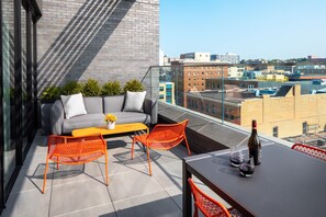 开间套房, 1 张特大床, 阳台 | 屋顶露台